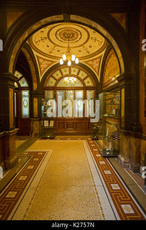 Splendidi interni di Glasgow City Chambers / edifici comunali / town hall in George Square, architettura del XIX secolo di marmo e granito, Scozia Foto Stock