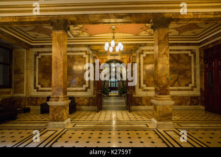 Splendidi interni di Glasgow City Chambers / edifici comunali / town hall in George Square, architettura del XIX secolo di marmo e granito, Scozia Foto Stock