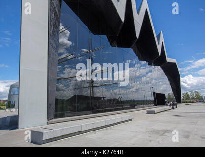 Grande e singolare edificio visualizzazione di architettura moderna con enorme parete di vetro scuro, Riverside museo dei trasporti di Glasgow, Scozia Foto Stock