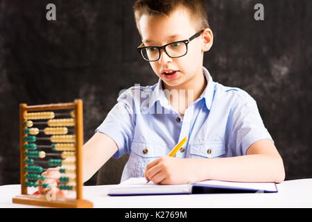 Ragazzo studiare in matematica a casa Foto Stock