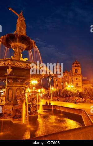 Statua di Inca, fontana e la Iglesia de La Compania di notte, Plaza de Armas, Cusco, Perù, Sud America Foto Stock