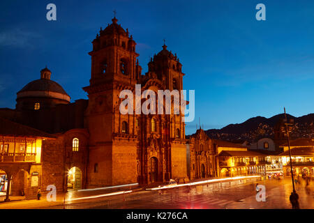 La Iglesia de La Compania al crepuscolo, Plaza de Armas, Cusco, Perù, Sud America Foto Stock