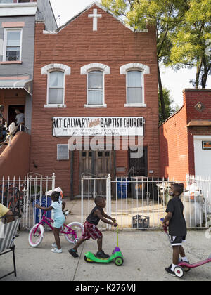 Bambini che giocano al block party in Bedford Stuyvesant sezione di Brooklyn, NY, Aug.26, 2017. Foto Stock