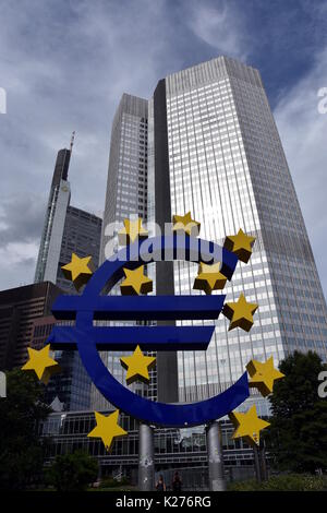 Frankfurt am Main, Germania - Agosto 2, 2017. Simbolo dell'euro al di fuori della Banca centrale europea. Banca centrale europea (BCE) è la banca centrale per l'euro un Foto Stock