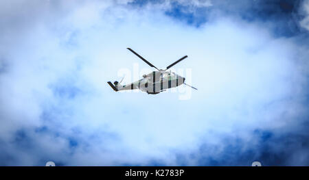 Parigi, Francia - 11 Luglio 2017: un NH90 Cayman Air Force vola in elicottero su Parigi, Francia In treno durante la sua festa nazionale il 14 luglio Foto Stock