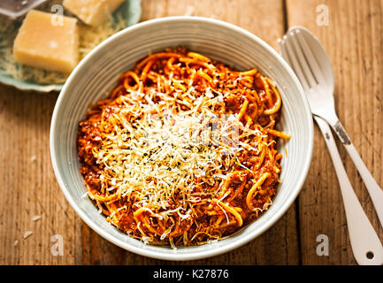 Spaghetti alla Bolognese con carne macinata, salsa di pomodoro, parmigiano grattugiato Foto Stock