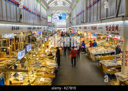 MYEONG-DONG DI SEOUL, Corea: aprile 2,2016: People shopping a Jungbu pesce essiccato mercato, Seoul, Corea del Sud Foto Stock