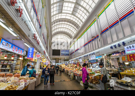 MYEONG-DONG DI SEOUL, Corea: aprile 2,2016: People shopping a Jungbu pesce essiccato mercato, Seoul, Corea del Sud Foto Stock