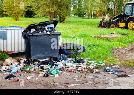 Rifiuti Rifiuti nel parco pieno di ogni sorta di spazzatura. Foto Stock