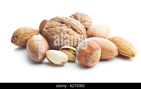 Diversi tipi di dadi in breve. Nocciole, noci, mandorle, noci pecan e i pistacchi isolati su sfondo bianco. Foto Stock