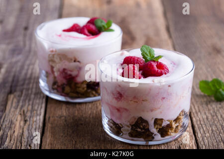 Lampone scherzare con croccante di avena tostati e frutta secca, eton mess style granola dessert Foto Stock