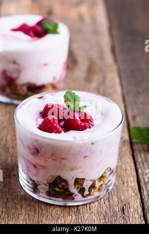 Lampone scherzare con croccante di avena tostati e frutta secca, eton mess style granola dessert Foto Stock