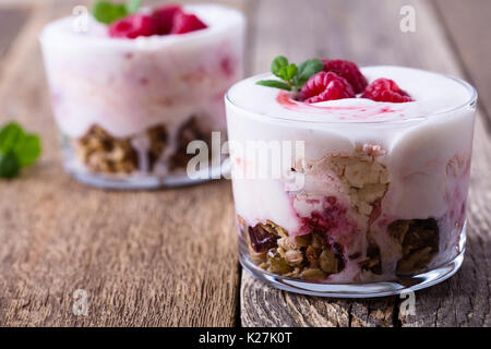 Lampone scherzare con croccante di avena tostati e frutta secca, eton mess style granola dessert Foto Stock