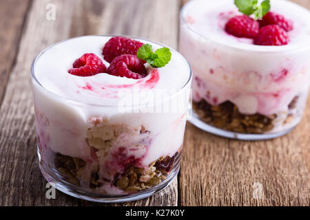 Lampone scherzare con croccante di avena tostati e frutta secca, eton mess style granola dessert Foto Stock