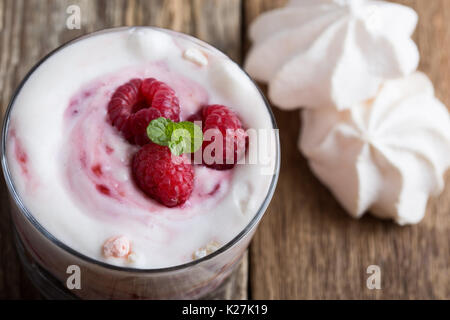 Lampone scherzare con croccante di avena tostati e frutta secca, eton mess style granola dessert Foto Stock