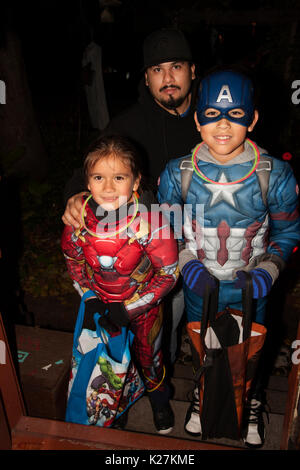 Ragazzi in Halloween Superheros Captain America e Power Ranger costumi trucco e trattamento con il papà. St Paul Minnesota MN USA Foto Stock