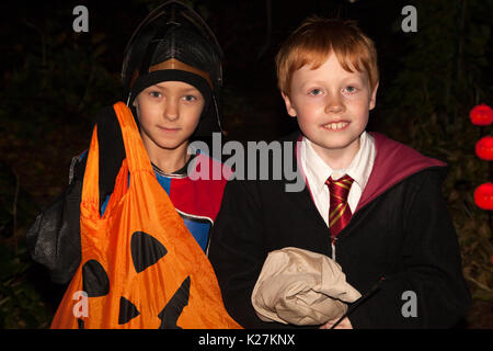 Halloween costume i caratteri a destra al di fuori di un Harry Potter avventura trucco o trattare. St Paul Minnesota MN USA Foto Stock