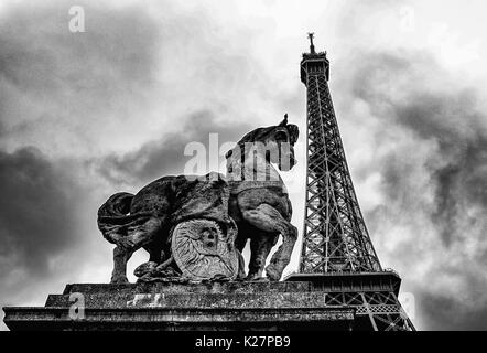 Una vista della Torre Eiffel e la statua equestre vicino esso fotografato a Parigi, Francia, settembre 17, 2016. Foto Stock