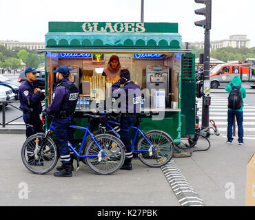 La polizia su biciclette a stare di fronte ad un trattamento congelate di stare vicino al Museo del Louvre a Parigi, Francia n 17 settembre 2016. Foto Stock