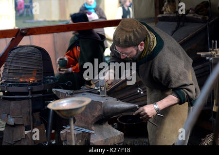 Lorelay 06.04.2015 Germania - fabbro lavorazione dei metalli con un martello sull'incudine nella fucina Foto Stock