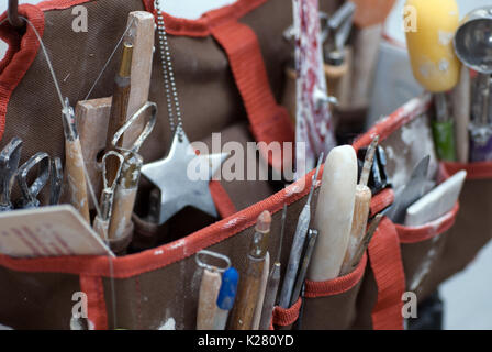 Artista tote organizzatore riempito con strumenti in ceramica Foto Stock