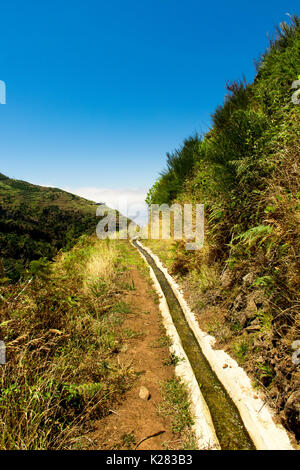 Uno splendido scenario dell'isola di Madeira mentre facendo una camminata di levada. Un'escursione che vi permette di prendere la più splendida natura fotografia Foto Stock