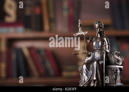 Legge i simboli. Statua di giustizia nella biblioteca di corte. Foto Stock