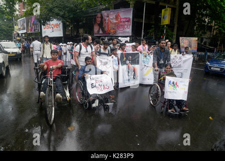 Kolkata, India. 28 Agosto, 2017. Le persone disabili prendono parte in un rally per celebrare giochi paralimpici e creare consapevolezza circa la disabilità lo sport tra le persone. Credito: Saikat Paolo/Pacific Press/Alamy Live News Foto Stock