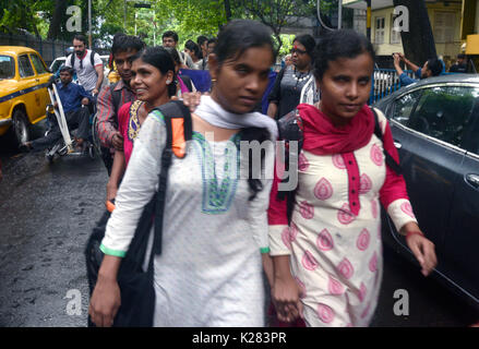 Kolkata, India. 28 Agosto, 2017. Le persone disabili prendono parte in un rally per celebrare giochi paralimpici e creare consapevolezza circa la disabilità lo sport tra le persone. Credito: Saikat Paolo/Pacific Press/Alamy Live News Foto Stock