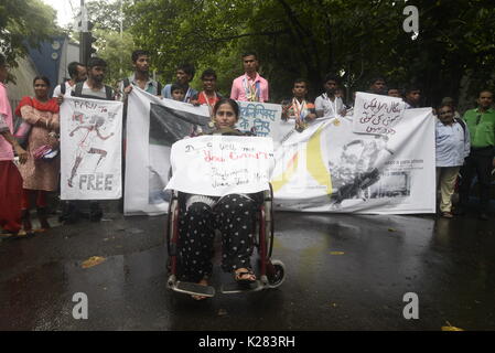 Kolkata, India. 28 Agosto, 2017. Le persone disabili prendono parte in un rally per celebrare giochi paralimpici e creare consapevolezza circa la disabilità lo sport tra le persone. Credito: Saikat Paolo/Pacific Press/Alamy Live News Foto Stock