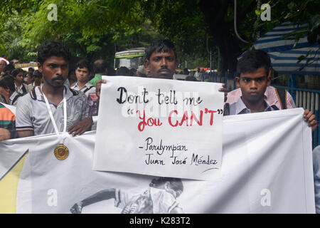 Kolkata, India. 28 Agosto, 2017. Le persone disabili prendono parte in un rally per celebrare giochi paralimpici e creare consapevolezza circa la disabilità lo sport tra le persone. Credito: Saikat Paolo/Pacific Press/Alamy Live News Foto Stock