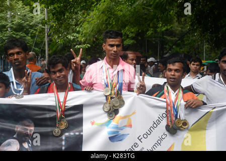 Kolkata, India. 28 Agosto, 2017. Le persone disabili prendono parte in un rally per celebrare giochi paralimpici e creare consapevolezza circa la disabilità lo sport tra le persone. Credito: Saikat Paolo/Pacific Press/Alamy Live News Foto Stock