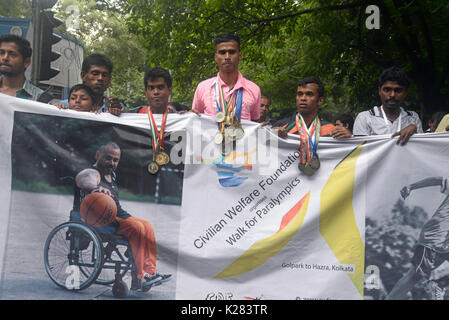 Kolkata, India. 28 Agosto, 2017. Le persone disabili prendono parte in un rally per celebrare giochi paralimpici e creare consapevolezza circa la disabilità lo sport tra le persone. Credito: Saikat Paolo/Pacific Press/Alamy Live News Foto Stock