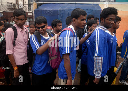 Kolkata, India. 28 Agosto, 2017. Le persone disabili prendono parte in un rally per celebrare giochi paralimpici e creare consapevolezza circa la disabilità lo sport tra le persone. Credito: Saikat Paolo/Pacific Press/Alamy Live News Foto Stock