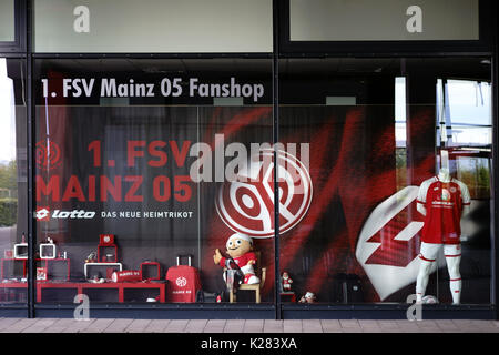 Mainz, Germania - 20 agosto 2017: Il Fan Shop della FSV Mainz 05 nell'Opel Arena con vari articoli della ventola su agosto 20, 2017 a Mainz. Foto Stock