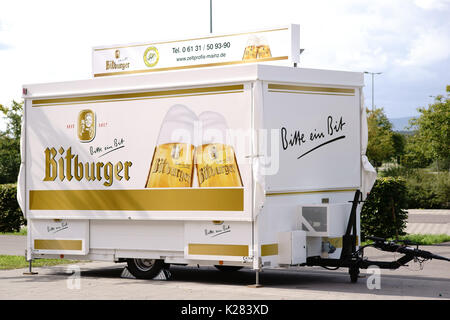 Mainz, Germania - 20 agosto 2017: una fase di stallo e il rimorchio per Bitburger Brewery specialties su un piazzale di uno stadio di calcio su agosto 20, 2017 Mainz. Foto Stock