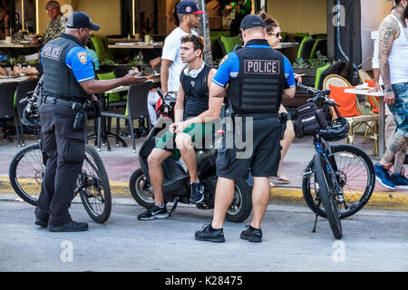 Miami Beach Florida,forze dell'ordine,Black Blacks African Africanans etnic minorità,polizia,poliziotto,bicicletta,scooter,adulti uomo uomini maschi, Foto Stock