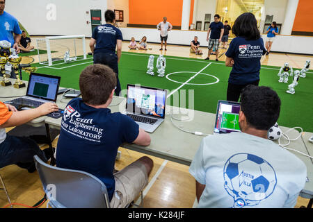 Miami Florida,University of Miami,RoboCup Open,Robots,SoftBank Robotica NAO robot,intelligenza artificiale ai,Student students pupill competition,autono Foto Stock