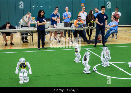Miami Florida,University of Miami,RoboCup Open,Robots,SoftBank Robotica NAO robot,intelligenza artificiale ai,Student students pupill competition,autono Foto Stock