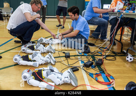 Miami Florida,University of Miami,RoboCup Open,Robots,SoftBank Robotica NAO robot,intelligenza artificiale ai,Student students pupill competition,autono Foto Stock