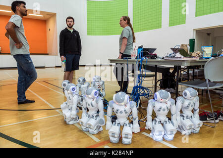 Miami Florida,University of Miami,RoboCup Open,Robots,SoftBank Robotica NAO robot,intelligenza artificiale ai,Student students pupill competition,autono Foto Stock