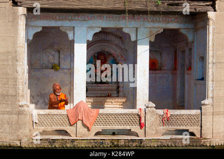 Asia,l'India,Uttar Pradesh,Varanasi distretto. Sadhu prayng Foto Stock