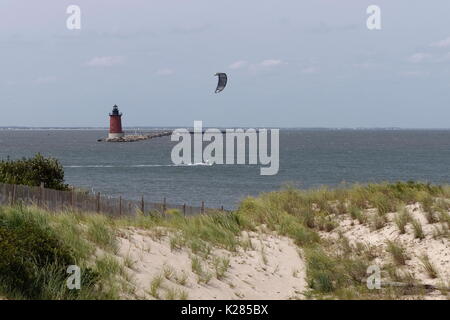 Faro con kite surfer. Capo Henlopen Delaware, STATI UNITI D'AMERICA Foto Stock