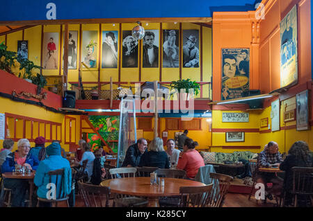 L'integrale di occupato cafè nell'ex teatro (1910) in Takaka, Nuova Zelanda, intorno al Golden Bay district è un mozzo di stili di vita alternativi. Foto Stock