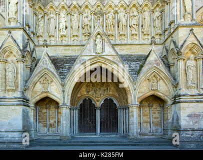 Ingresso ornato con le porte doppie ad arco circondata da altamente lavori decorativi in pietra sul fronte ovest della cattedrale di Salisbury, Wiltshire, Inghilterra Foto Stock