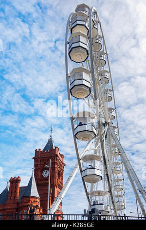 CARDIFF/UK - 27 agosto : ruota panoramica Ferris e Edificio Pierhead a Cardiff il 27 agosto, 2017 Foto Stock