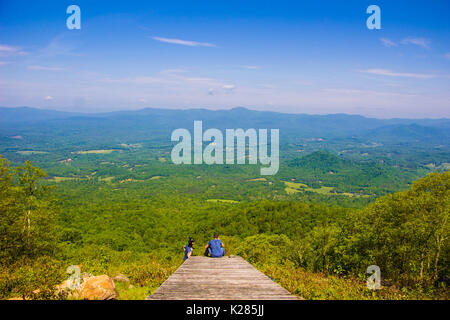 Teens sulla rampa di Blue Ridge Mountain vista Foto Stock