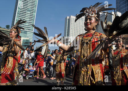 Jakarta, Indonesia - 27 agosto 2017: Dayak Borneo cultura hanno partecipato all'ASEAN Cultura sfilata in Thamrin - Sudirman Street, Jakarta-Indonesia Foto Stock