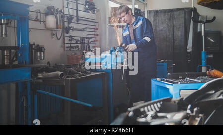 Auto auto officina - macinazione costruzioni di metallo in - scintille di sega circolare Foto Stock