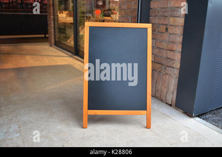 Blank Board menu mock-up, stand all'ingresso del ristorante Foto Stock